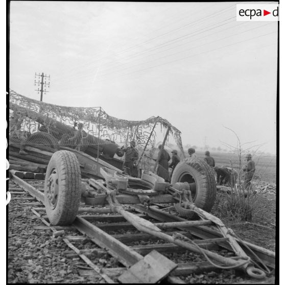 Un canon de 155 mm Gun a été implanté par le 1er groupe du 3e RAC (Régiment d'artillerie coloniale) près de Limersheim (Bas-Rhin) en vue d'exécuter des tirs sur les positions allemandes. [description provisoire]