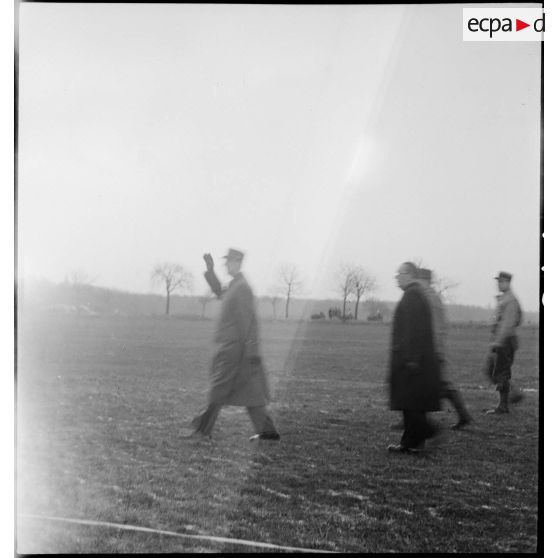 Prise d'armes rassemblant des éléments de la 2e division blindée (2e DB), présidée par le général de Gaulle, près de Stotzheim (Bas-Rhin).