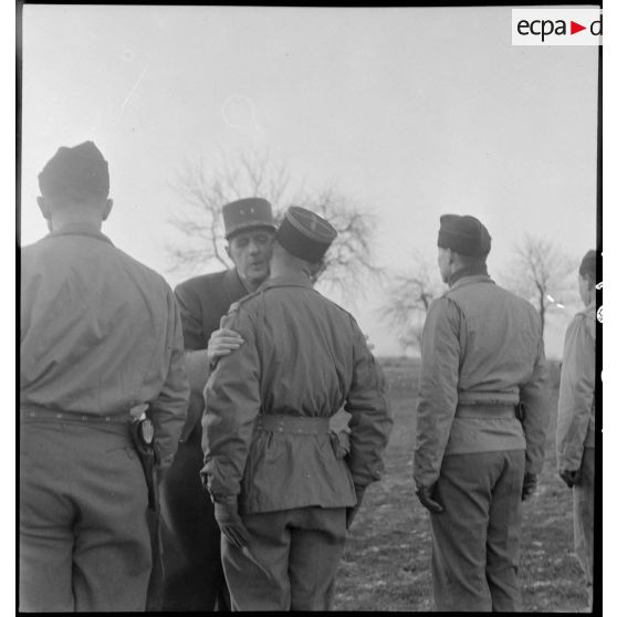 Prise d'armes rassemblant des éléments de la 2e division blindée (2e DB), présidée par le général de Gaulle, près de Stotzheim (Bas-Rhin).