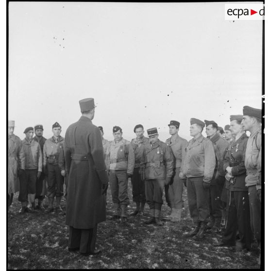 Prise d'armes rassemblant des éléments de la 2e division blindée (2e DB), présidée par le général de Gaulle, près de Stotzheim (Bas-Rhin).