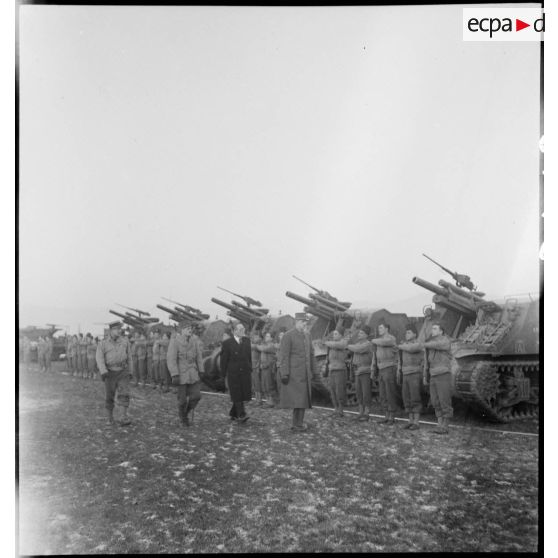 Prise d'armes rassemblant des éléments de la 2e division blindée (2e DB), présidée par le général de Gaulle, près de Stotzheim (Bas-Rhin).