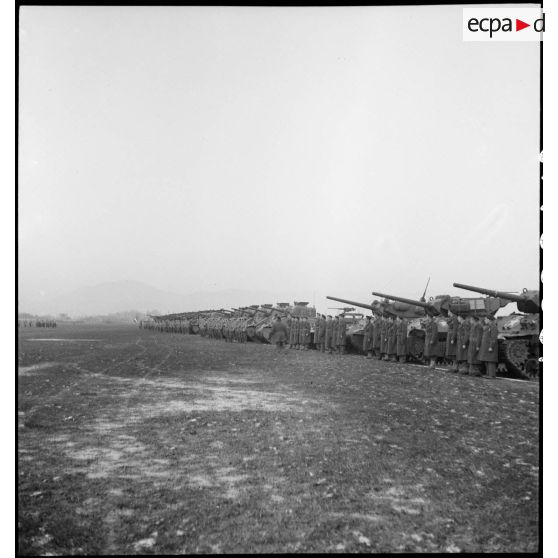 Prise d'armes rassemblant des éléments de la 2e division blindée (2e DB), présidée par le général de Gaulle, près de Stotzheim (Bas-Rhin).