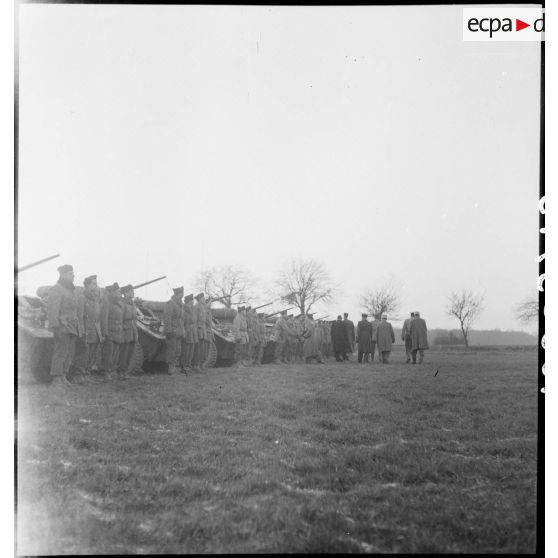 Prise d'armes rassemblant des éléments de la 2e division blindée (2e DB), présidée par le général de Gaulle, près de Stotzheim (Bas-Rhin).