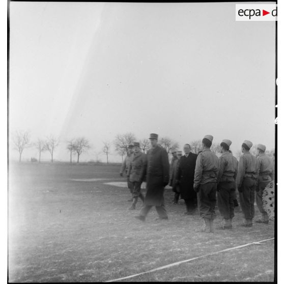 Prise d'armes rassemblant des éléments de la 2e division blindée (2e DB), présidée par le général de Gaulle, près de Stotzheim (Bas-Rhin).