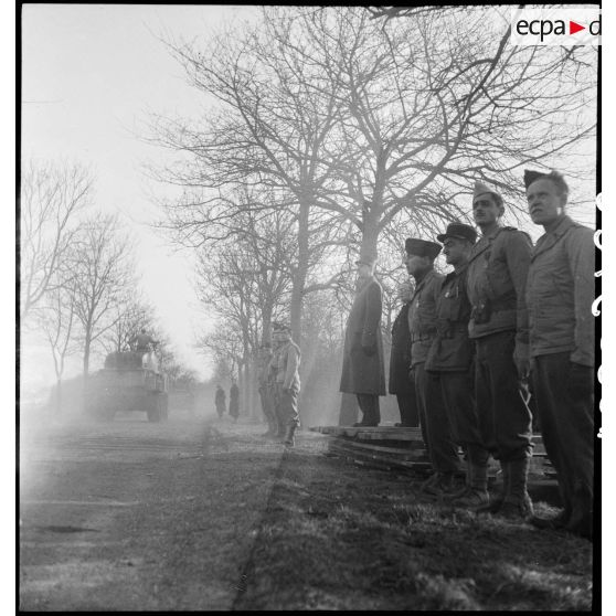 Prise d'armes rassemblant des éléments de la 2e division blindée (2e DB), présidée par le général de Gaulle, près de Stotzheim (Bas-Rhin).