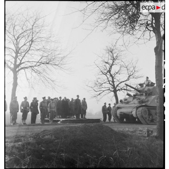 Prise d'armes rassemblant des éléments de la 2e division blindée (2e DB), présidée par le général de Gaulle, près de Stotzheim (Bas-Rhin).