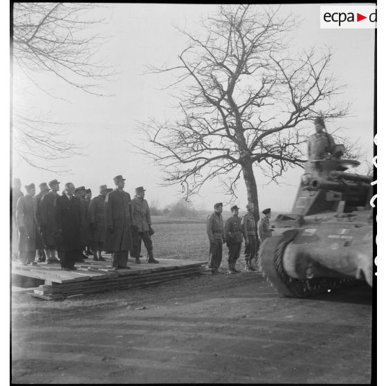 Prise d'armes rassemblant des éléments de la 2e division blindée (2e DB), présidée par le général de Gaulle, près de Stotzheim (Bas-Rhin).