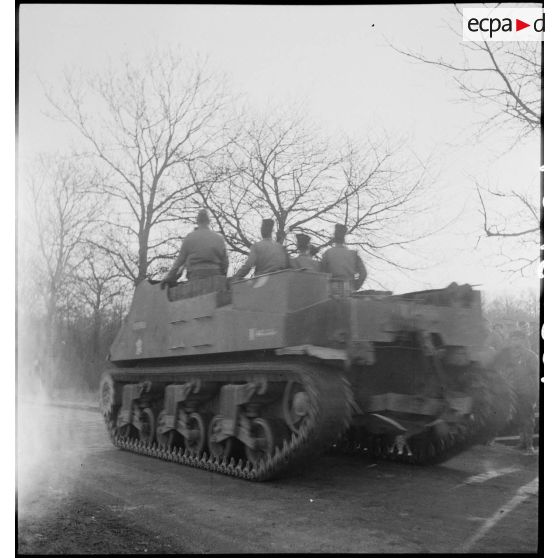 Prise d'armes rassemblant des éléments de la 2e division blindée (2e DB), présidée par le général de Gaulle, près de Stotzheim (Bas-Rhin).