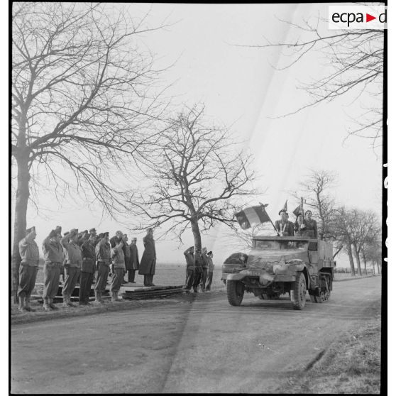 Prise d'armes rassemblant des éléments de la 2e division blindée (2e DB), présidée par le général de Gaulle, près de Stotzheim (Bas-Rhin).