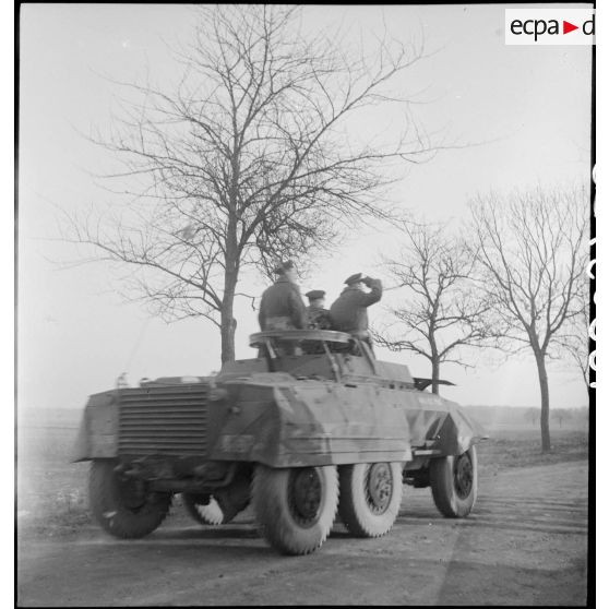 Prise d'armes rassemblant des éléments de la 2e division blindée (2e DB), présidée par le général de Gaulle, près de Stotzheim (Bas-Rhin).