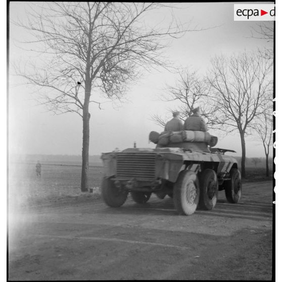 Prise d'armes rassemblant des éléments de la 2e division blindée (2e DB), présidée par le général de Gaulle, près de Stotzheim (Bas-Rhin).