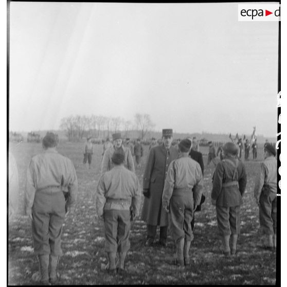 Prise d'armes rassemblant des éléments de la 2e division blindée (2e DB), présidée par le général de Gaulle, près de Stotzheim (Bas-Rhin).