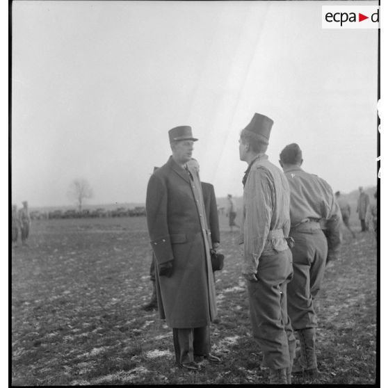 Prise d'armes rassemblant des éléments de la 2e division blindée (2e DB), présidée par le général de Gaulle, près de Stotzheim (Bas-Rhin).