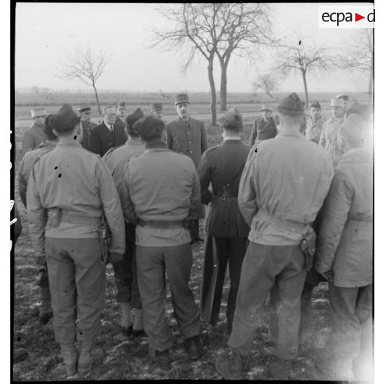 Prise d'armes rassemblant des éléments de la 2e division blindée (2e DB), présidée par le général de Gaulle, près de Stotzheim (Bas-Rhin).