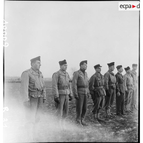 Prise d'armes rassemblant des éléments de la 2e division blindée (2e DB), présidée par le général de Gaulle, près de Stotzheim (Bas-Rhin).