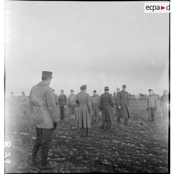 Prise d'armes rassemblant des éléments de la 2e division blindée (2e DB), présidée par le général de Gaulle, près de Stotzheim (Bas-Rhin).