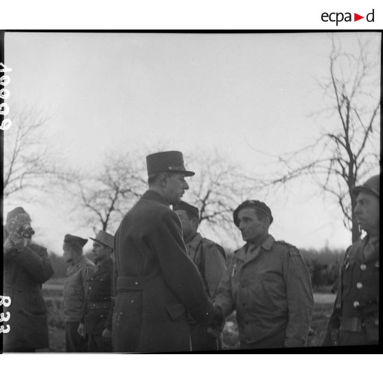 Prise d'armes rassemblant des éléments de la 2e division blindée (2e DB), présidée par le général de Gaulle, près de Stotzheim (Bas-Rhin).