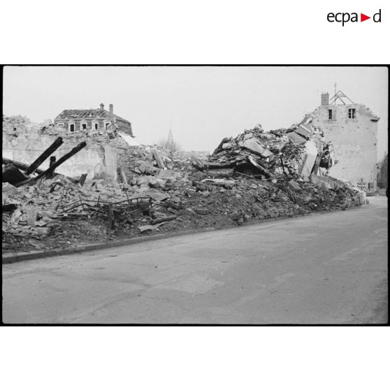 Ruines dans Mulhouse (Haut-Rhin) après la libération de la ville. [description provisoire]