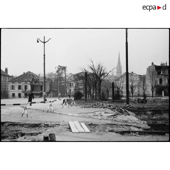 Ruines et traces des combats dans Mulhouse (Haut-Rhin) après la libération de la ville. [description provisoire]