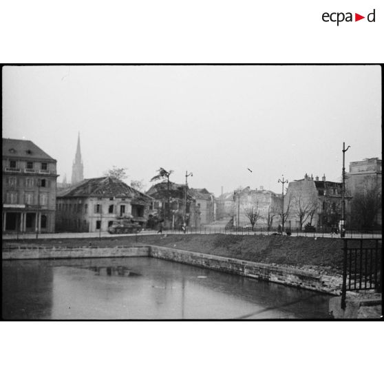 Vue dans Mulhouse (Haut-Rhin) après la libération de la ville. [description provisoire]