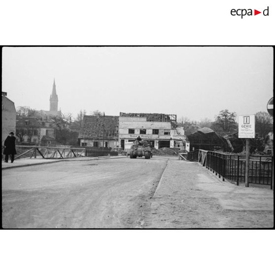 Un pont dans Mulhouse (Haut-Rhin) après la libération de la ville, réparé par le génie. [description provisoire]