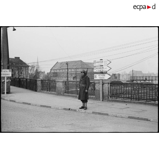 Sentinelle de la 4e DMM (Division marocaine de montagne) à l'extrémité d'un pont dans Mulhouse (Haut-Rhin). [description provisoire]