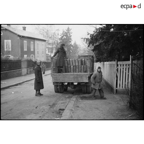 Soldats de la 4e DMM (Division marocaine de montagne) dans Mulhouse. [description provisoire]