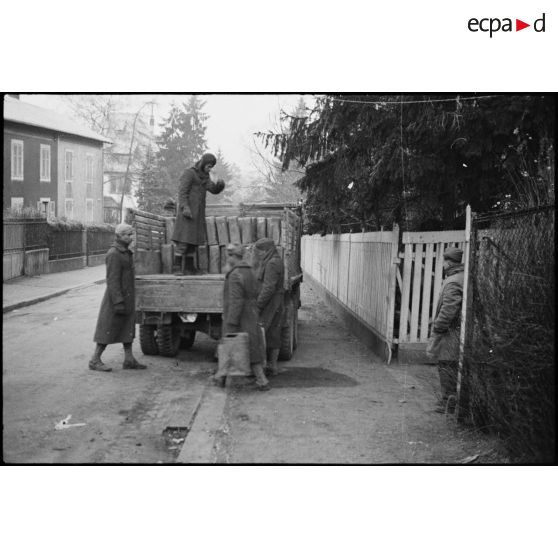 Soldats de la 4e DMM (Division marocaine de montagne) dans Mulhouse. [description provisoire]