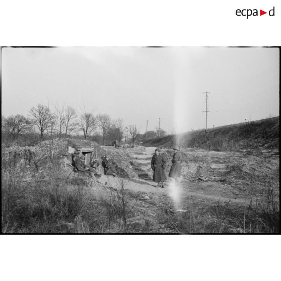 Abri près d'une batterie d'artillerie de la 4e DMM (Division marocaine de montagne) installée pour la défense de Mulhouse (Haut-Rhin). [description provisoire]