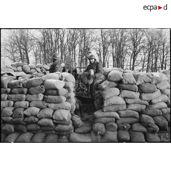 Pièce de DCA servie par des artilleurs de la 4e DMM (Division marocaine de montagne) près de Mulhouse (Haut-Rhin). [description provisoire]