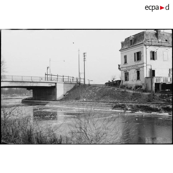 Vue du canal du Rhône au Rhin près de Mulhouse (Haut-Rhin). [description provisoire]