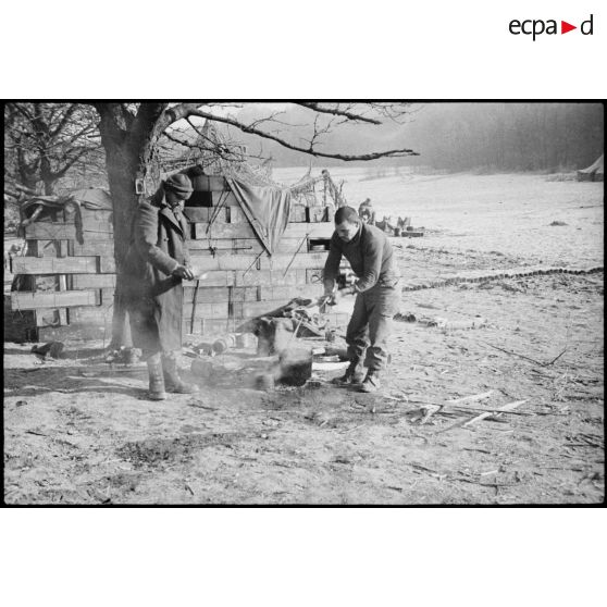 Artilleurs du 64e RAA (Régiment d'artillerie d'Afrique) en soutien à la 4e DMM (Division marocaine de montagne) pour la défense de Mulhouse (Haut-Rhin). [description provisoire]