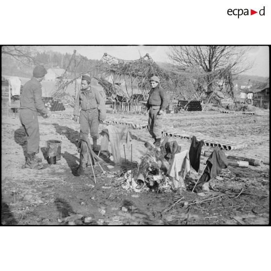 Artilleurs du 64e RAA (Régiment d'artillerie d'Afrique) en soutien à la 4e DMM (Division marocaine de montagne) pour la défense de Mulhouse (Haut-Rhin). [description provisoire]