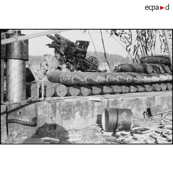 Un obusier de 105 mm Howitzer et des obus de 105 mm dans une batterie du 64e RAA (Régiment d'artillerie d'Afrique), en soutien de la 4e DMM (Division marocaine de montagne) pour la défense de Mulhouse (Haut-Rhin). [description provisoire]