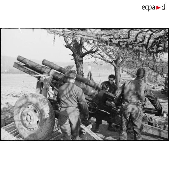 Un obusier de 105 mm Howitzer en action dans une batterie du 64e RAA (Régiment d'artillerie d'Afrique), en soutien de la 4e DMM (Division marocaine de montagne) pour la défense de Mulhouse (Haut-Rhin). [description provisoire]