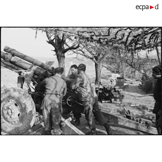 Un obusier de 105 mm Howitzer en action dans une batterie du 64e RAA (Régiment d'artillerie d'Afrique), en soutien de la 4e DMM (Division marocaine de montagne) pour la défense de Mulhouse (Haut-Rhin). [description provisoire]