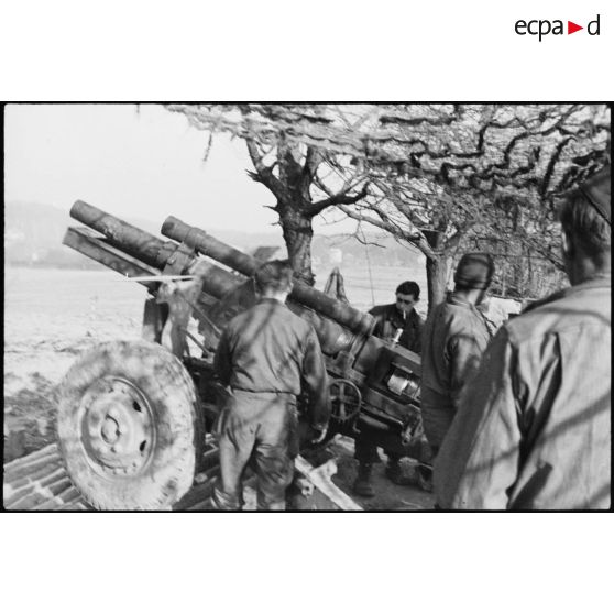 Un obusier de 105 mm Howitzer en action dans une batterie du 64e RAA (Régiment d'artillerie d'Afrique), en soutien de la 4e DMM (Division marocaine de montagne) pour la défense de Mulhouse (Haut-Rhin). [description provisoire]