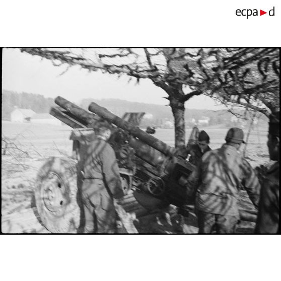 Un obusier de 105 mm Howitzer en action dans une batterie du 64e RAA (Régiment d'artillerie d'Afrique), en soutien de la 4e DMM (Division marocaine de montagne) pour la défense de Mulhouse (Haut-Rhin). [description provisoire]
