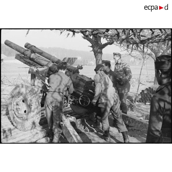 Un obusier de 105 mm Howitzer en action dans une batterie du 64e RAA (Régiment d'artillerie d'Afrique), en soutien de la 4e DMM (Division marocaine de montagne) pour la défense de Mulhouse (Haut-Rhin). [description provisoire]