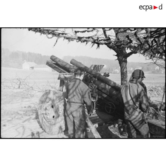 Un obusier de 105 mm Howitzer en action dans une batterie du 64e RAA (Régiment d'artillerie d'Afrique), en soutien de la 4e DMM (Division marocaine de montagne) pour la défense de Mulhouse (Haut-Rhin). [description provisoire]
