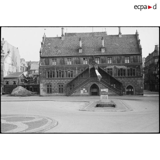 La mairie de Mulhouse (Haut-Rhin) après la libération de la ville. [description provisoire]