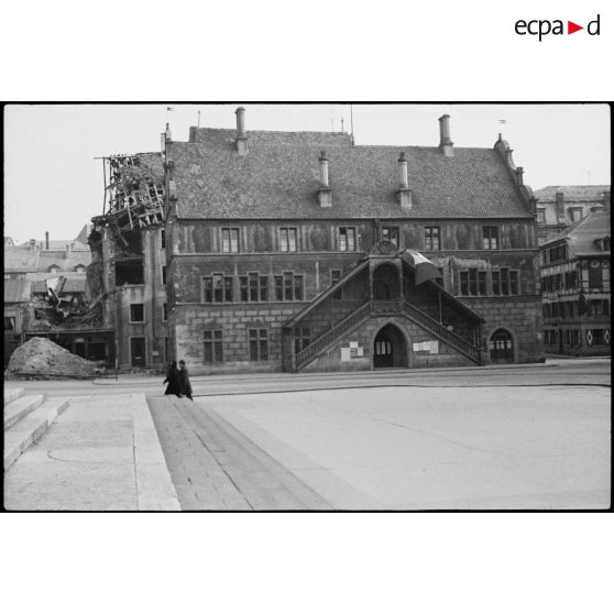 La mairie de Mulhouse (Haut-Rhin) après la libération de la ville. [description provisoire]
