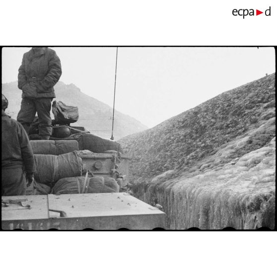 Progression de soldats français sur le front de la 3e DIA (Division d'infanterie algérienne) vers le col du Bonhomme (Haut-Rhin). [description provisoire]