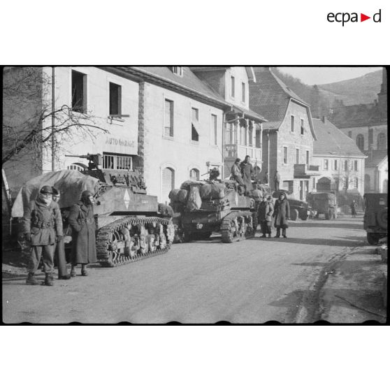 Blindés de la 5e DB (Division blindée) stationnés dans Le Bonhomme (Haut-Rhin). [description provisoire]