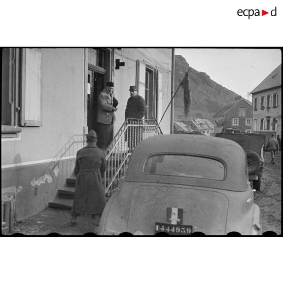 Le général Guillaume, commandant la 3e DIA (Division d'infanterie algérienne), sur le perron de son QG lors de la prise du col du Bonhomme (Haut-Rhin). [description provisoire]