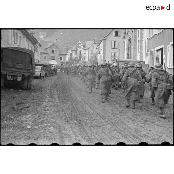 Colonne de goumiers du 2e GTM (Groupement de tabors marocains) traversant un village proche du col du Bonhomme (Haut-Rhin). [description provisoire]