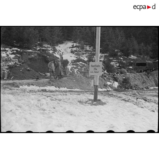 Peloton du 2e RSAR (Régiment de spahis algériens de reconnaissance) progressant de Le Rudlin (Haut-Rhin) vers le col du Louchpach (Haut-Rhin). [description provisoire]