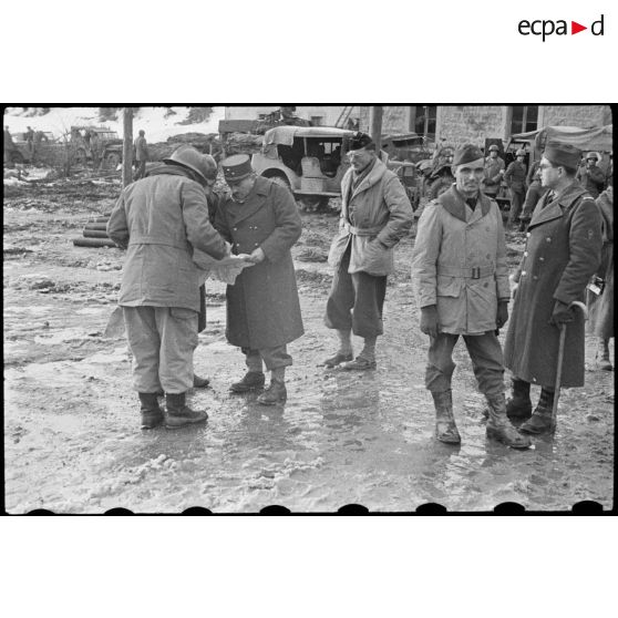 Le général Guillaume et son état-major consultant une carte pour la prise du col du Bonhomme (Haut-Rhin). [description provisoire]