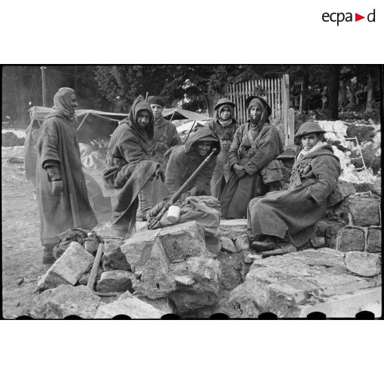 Des goumiers du 2e groupe de tabors marocains (2e GTM) font une pause lors de leur progression vers le col du Bonhomme (Haut-Rhin). [description provisoire]