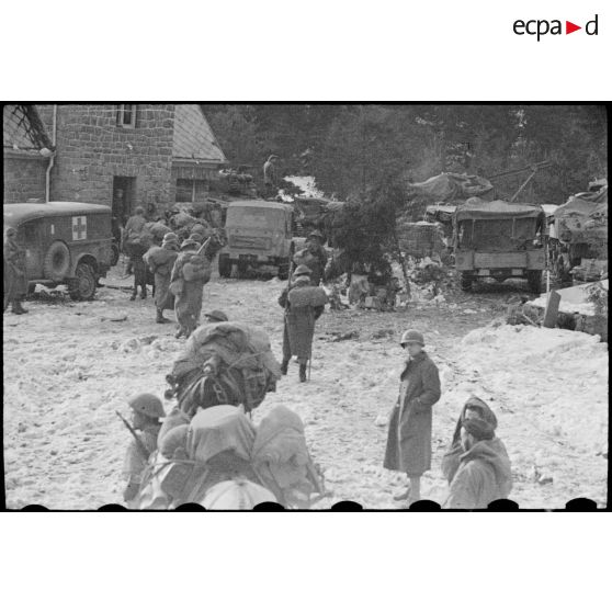 Goumiers du 2e GTM (Groupement de tabors marocains) lors de leur progression vers le col du Bonhomme (Haut-Rhin). Centre de rapatriement des blessés. [description provisoire]